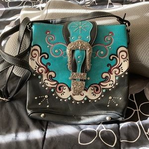 This is a great crossbody bag that goes well with every outfit. Looks great.